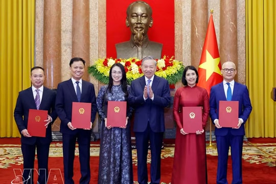 Top leader hands appointment decisions to five Vietnamese ambassadors