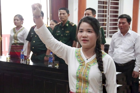 Nữ cử nhân đầu tiên của dân tộc Chứt vinh dự đứng trong hàng ngũ của Đảng