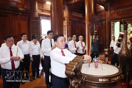 Party Secretariat’s permanent member pays tribute to President Ho Chi Minh in Nghe An