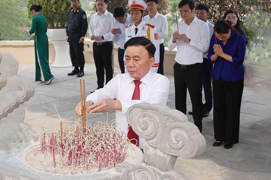 Thường trực Ban Bí thư Trần Cẩm Tú dâng hương tưởng niệm Tổng Bí thư Trần Phú tại Hà Tĩnh