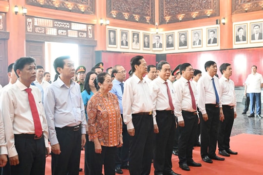 Chủ tịch Quốc hội Trần Thanh Mẫn dâng hương tưởng niệm Chủ tịch Hồ Chí Minh và tri ân người có công tại An Giang