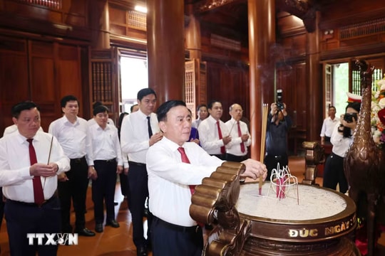 Thường trực Ban Bí thư Trần Cẩm Tú dâng hương tưởng niệm Chủ tịch Hồ Chí Minh tại Nghệ An