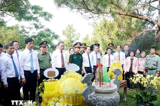 Tổng Bí thư, Chủ tịch nước Tô Lâm dâng hương tưởng niệm Đại tướng Võ Nguyên Giáp và các Anh hùng liệt sĩ tại Quảng Trị