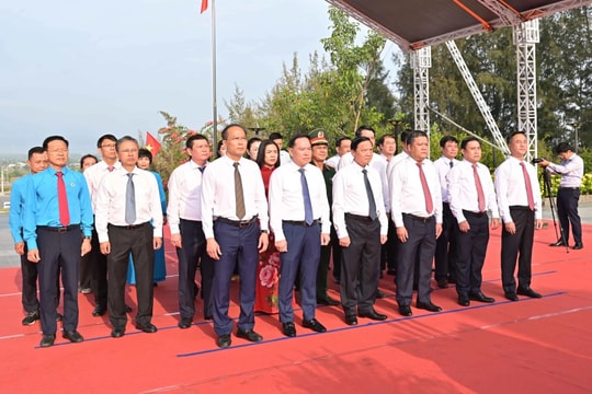 Phó Chủ tịch Quốc hội Nguyễn Khắc Định dự Lễ dâng hương tưởng niệm các chiến sĩ Gạc Ma tại Khánh Hòa