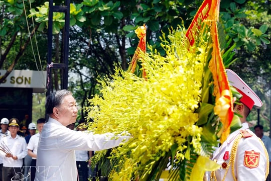 Top leader pays tribute to General Vo Nguyen Giap, martyrs in Quang Tri