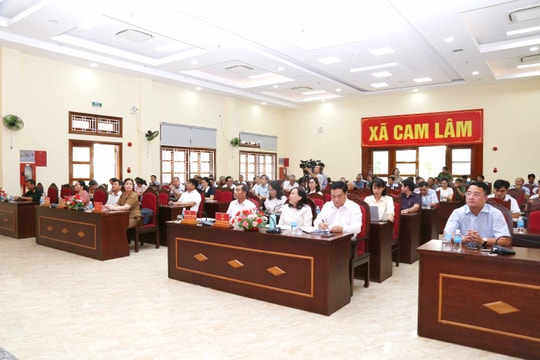 Cử tri xã Cam Lâm kiến nghị quan tâm lắp đặt hệ thống đèn chiếu sáng tại khu dân cư