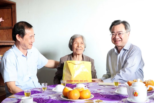 Trưởng Ban Chính sách, chiến lược Trung ương Nguyễn Thanh Nghị thăm, tặng quà gia đình chính sách tại Lâm Đồng