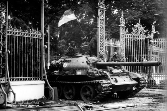 Laos congratulates Vietnam on 51st anniversary of Liberation of the South, National Reunification