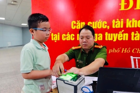 Công an TP. Hồ Chí Minh: 59 điểm làm việc xuyên lễ cấp căn cước cho học sinh cuối cấp