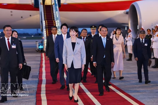 Japanese PM arrives in Hanoi, beginning official visit to Vietnam