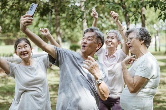 Không chỉ giới trẻ, người cao tuổi Trung Quốc cũng đang “sống cùng AI”