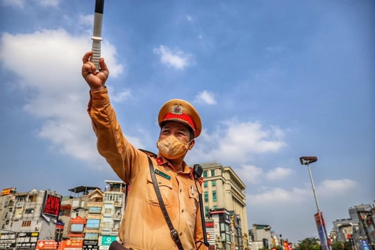 Gác lại niềm riêng để giữ trọn bình yên những cung đường của Hà Nội