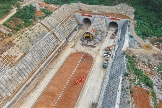Sôi động công trường cao tốc trọng điểm nối Lạng Sơn và Cao Bằng dịp lễ