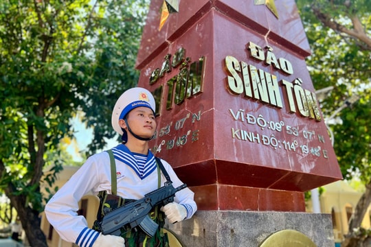 Lễ chào cờ thiêng liêng và lời thề giữ biển ở Trường Sa