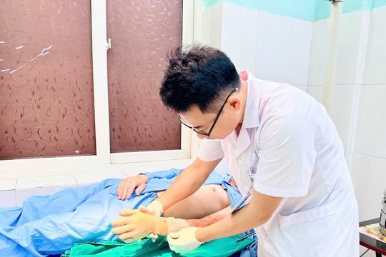 Nối thành công cẳng tay đứt rời cho nam công nhân bị máy cưa cuốn