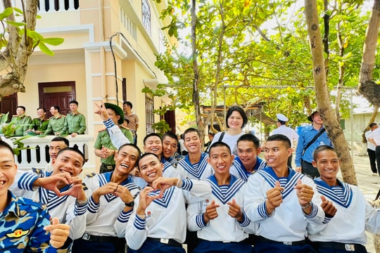 Tiếng hát nơi đầu sóng Trường Sa