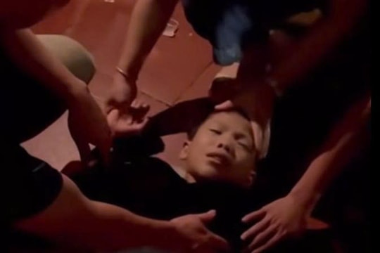 Bác sĩ lao vào ép tim cứu bé trai bị điện giật ngay khu vực biển
