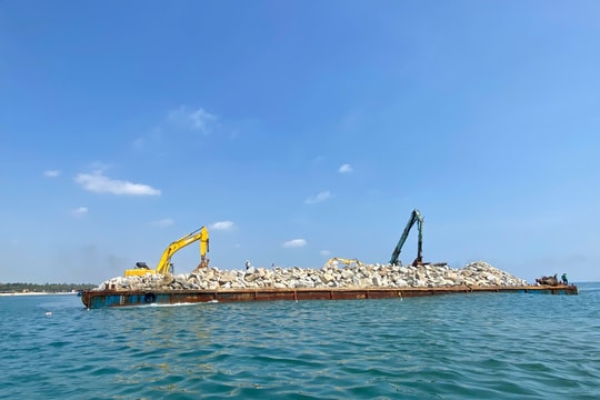 Kiểm tra nghi vấn đổ thải xuống biển Cửa Đại, xác định không có vi phạm