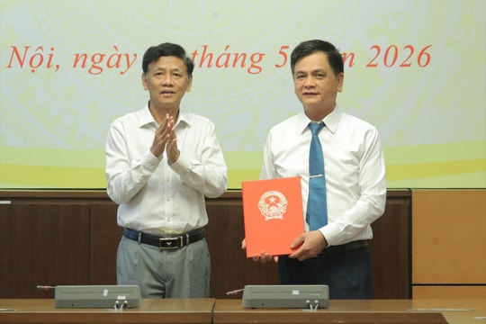 Hội đồng Dân tộc trao Nghị quyết của Ủy ban Thường vụ Quốc hội về công tác cán bộ