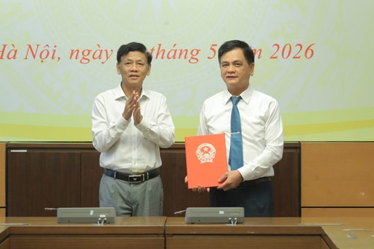 Trao Nghị quyết của Ủy ban Thường vụ Quốc hội về công tác cán bộ