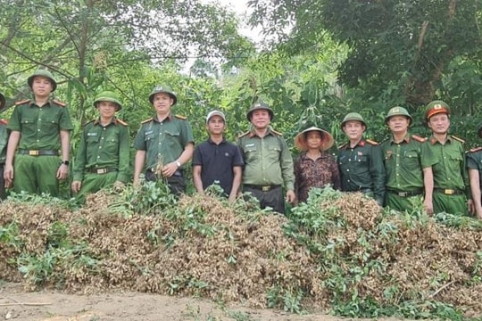 Trường Sơn - Quảng Trị những ngày hạn: Khi sắc phục xanh "chia lửa" cùng bà con