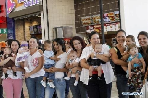 Costa Rica tăng cường luật để hỗ trợ nuôi con bằng sữa mẹ