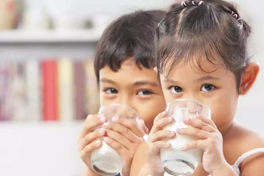 Uống quá nhiều sữa tươi, bé trai 32 tháng tuổi phải nhập viện điều trị