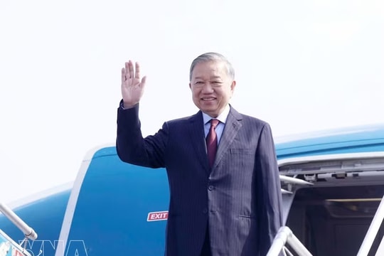 Top leader departs Hanoi for state visit to India