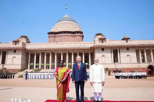 Official welcome ceremony held for top Vietnamese leader in New Delhi