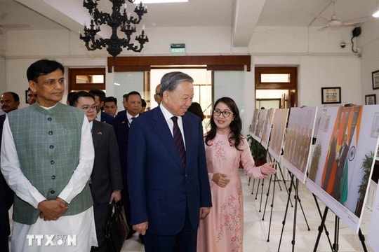 Tổng Bí thư, Chủ tịch nước Tô Lâm tham quan trưng bày ảnh 10 năm quan hệ Đối tác Chiến lược Toàn diện Việt Nam - Ấn Độ