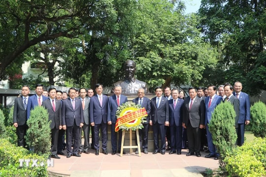 Tổng Bí thư, Chủ tịch nước đặt vòng hoa tại Khu tưởng niệm Mahatma Gandhi và Tượng Chủ tịch Hồ Chí Minh
