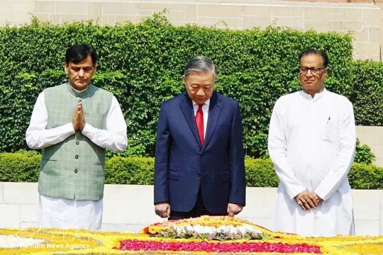 Top Vietnamese leader pays tribute to Mahatma Gandhi, President Ho Chi Minh in New Delhi