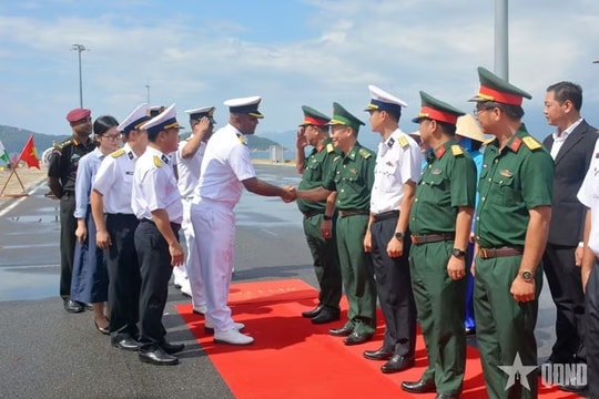 Indian Navy ship visits Khanh Hoa