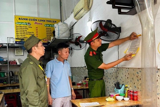 Dán 1018 tờ rơi trên địa bàn phường Láng để vận động người dân chấp hành các quy định về trật tự đô thị