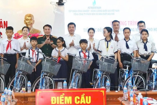 Phó Chủ tịch Quốc hội Nguyễn Hồng Diên trao tặng 50 xe đạp cho học sinh xã Tuy Phước, Gia Lai