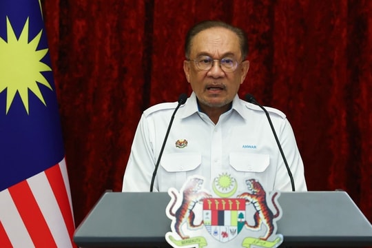 Malaysia PM orders rental cuts to support small traders