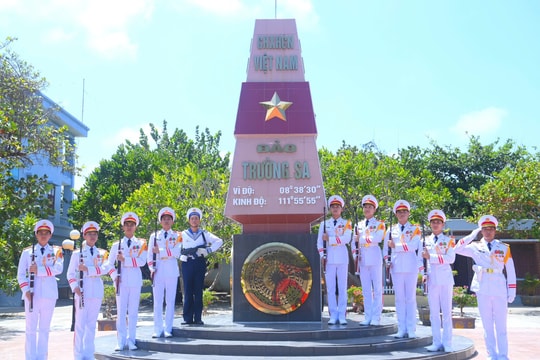 Ấn tượng màn múa súng của Đoàn Nghi lễ Quân đội tại Trường Sa