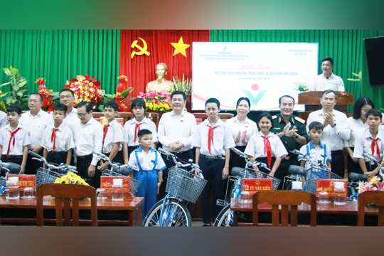 Phó Chủ tịch Quốc hội Nguyễn Hồng Diên trao tặng xe đạp học sinh phường Bình Định, tỉnh Gia Lai