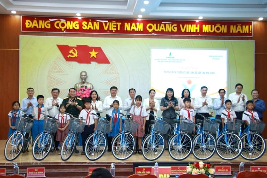 Phó Chủ tịch Quốc hội Nguyễn Hồng Diên trao tặng xe đạp cho học sinh phường Hoài Nhơn Bắc, Gia Lai