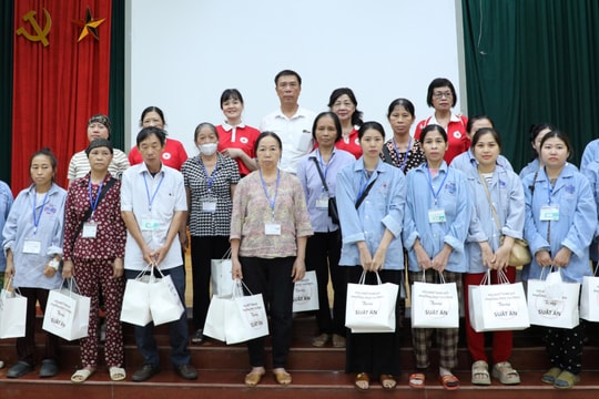 Hội Chữ Thập đỏ phường Phú Thượng trao quà cho bệnh nhân Bệnh viện K Tân Triều