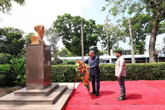 Top leader of Vietnam lays flowers at President Ho Chi Minh Statue in Sri Lanka capital