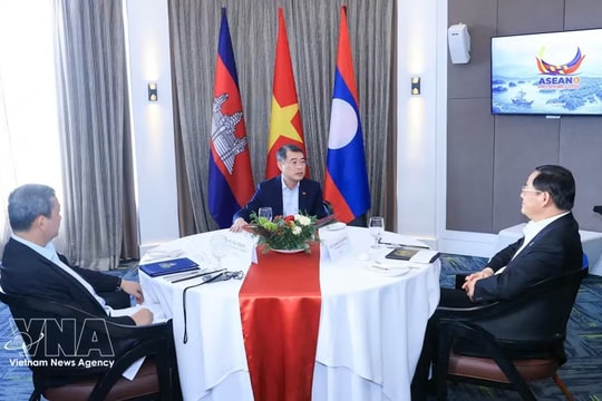 Vietnamese PM holds working breakfast with Cambodian, Lao counterparts