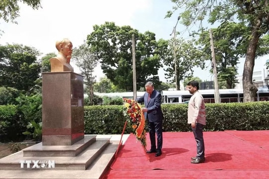 Tổng Bí thư, Chủ tịch nước Tô Lâm dâng hoa tại Tượng Chủ tịch Hồ Chí Minh ở thủ đô Colombo