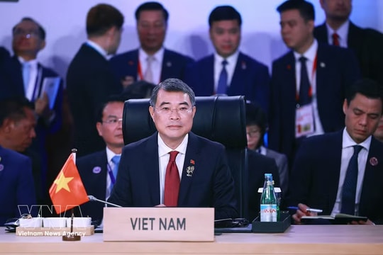 Vietnamese PM puts forward proposals to address multidimensional challenges at 48th ASEAN Summit