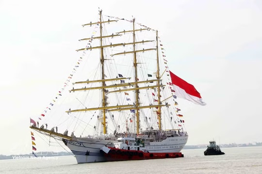 Indonesian Navy training ship begins goodwill visit to Ho Chi Minh City