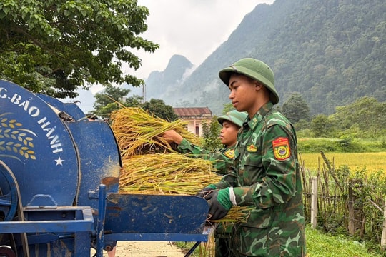 "Thứ 7 về bản" - Khi màu xanh áo lính hòa cùng mùa vàng nơi biên giới