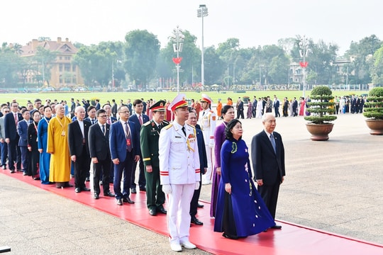 Đại biểu dự Đại hội toàn quốc MTTQ Việt Nam vào Lăng viếng Chủ tịch Hồ Chí Minh