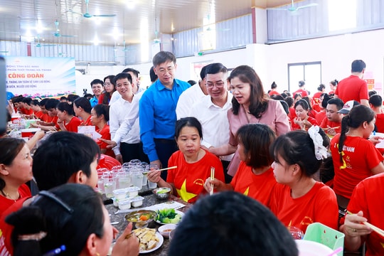 Phó Chủ tịch HĐND tỉnh Bắc Ninh Lâm Thị Hương Thành dự “Bữa cơm Công đoàn” của công nhân lao động