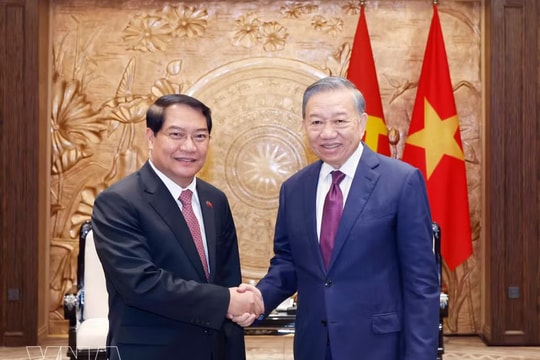 Top leader of Vietnam receives Vientiane official in Hanoi
