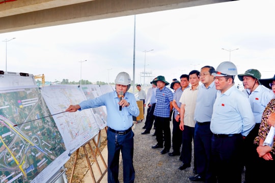 Phó Chủ tịch Quốc hội Nguyễn Hồng Diên khảo sát thực địa dự án đường Vành đai 3 TP. Hồ Chí Minh
